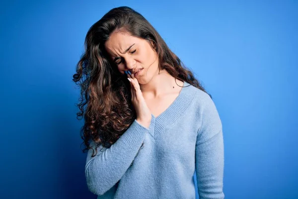 Mulher Bonita Nova Com Cabelo Encaracolado Vestindo Camisola Casual Azul — Fotografia de Stock