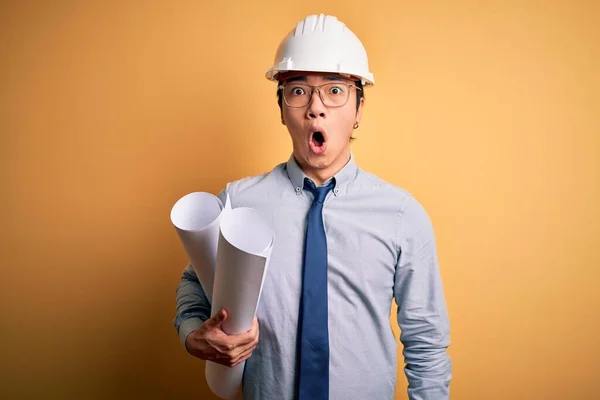 Jovem Arquiteto Chinês Bonito Homem Usando Capacete Segurança Segurando Plantas — Fotografia de Stock