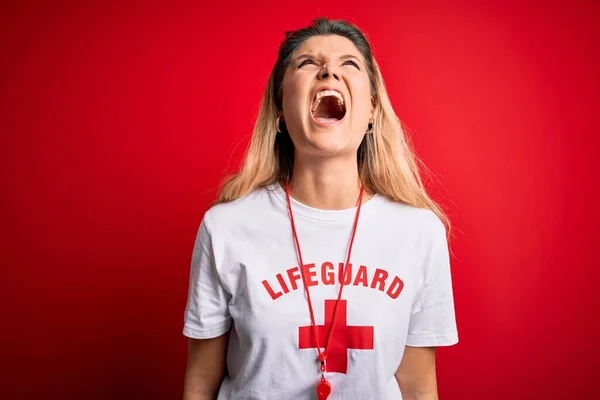 Joven Hermosa Mujer Salvavidas Rubia Con Camiseta Con Cruz Roja —  Fotos de Stock