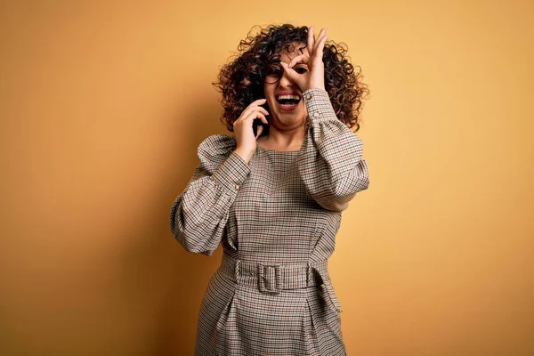 Hermosa Mujer Negocios Árabe Con Gafas Que Tienen Conversación Hablando — Foto de Stock