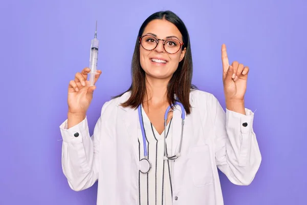 Junge Schöne Brünette Ärztin Trägt Stethoskop Mit Spritze Impfung Überrascht — Stockfoto