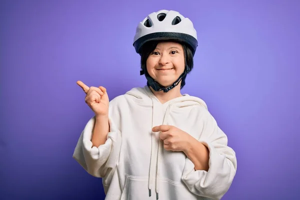 Jonge Beneden Syndroom Fietser Vrouw Dragen Veiligheid Fiets Helm Paarse — Stockfoto