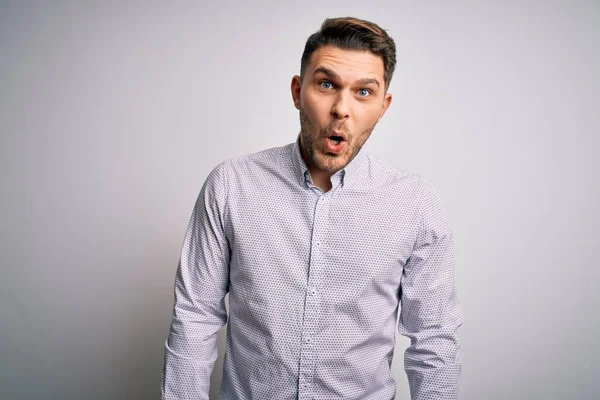 Jonge Zakenman Met Blauwe Ogen Staan Geïsoleerde Achtergrond Bang Geschokt — Stockfoto