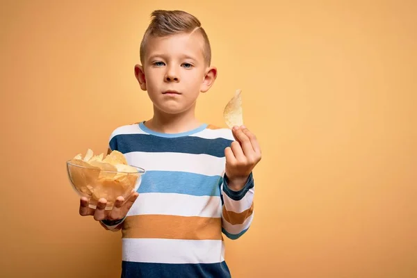 Jeune Petit Caucasien Gosse Manger Pommes Terre Unheatlhy Chips Sur — Photo