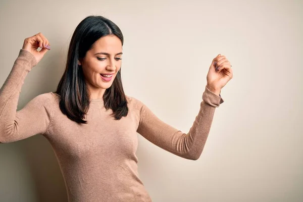 Ung Brunett Kvinna Med Blå Ögon Bär Casual Tröja Över — Stockfoto