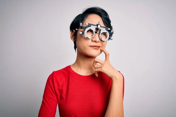 Ung Vacker Asiatisk Flicka Bär Optometri Glasögon Stående Över Isolerad — Stockfoto