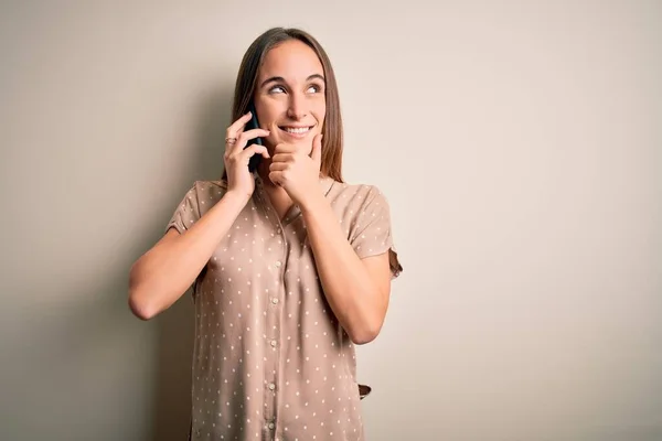 Ung Vacker Kvinna Som Pratar Smartphone Över Vit Bakgrund Med — Stockfoto