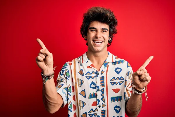 Jeune Homme Beau Vacances Portant Chemise Été Sur Fond Rouge — Photo