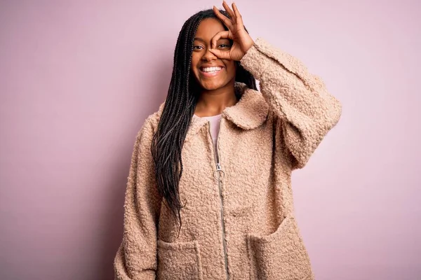 Ung Afrikansk Amerikansk Kvinna Bär Mode Vinter Rock Över Rosa — Stockfoto