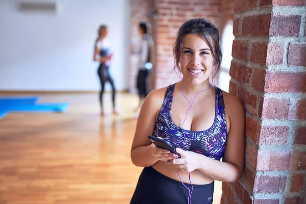 Jovem Bela Esportista Sorrindo Feliz Ouvindo Música Usando Fones Ouvido — Fotografia de Stock