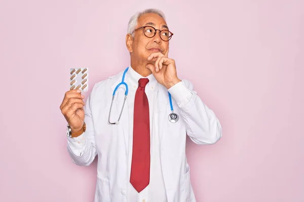 Orta Yaşlı Kır Saçlı Yaşlı Doktor Elinde Pembe Arka Planda — Stok fotoğraf