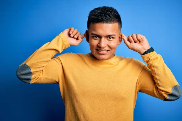 Joven Hombre Latino Guapo Usando Suéter Casual Amarillo Sobre Fondo —  Fotos de Stock