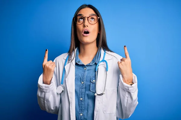 Mladý Krásný Lékař Žena Sobě Stetoskop Brýle Přes Modré Pozadí — Stock fotografie