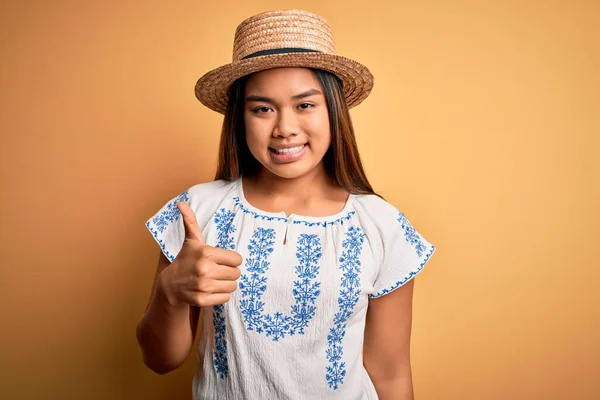 Joven Hermosa Chica Asiática Vistiendo Casual Camiseta Sombrero Pie Sobre —  Fotos de Stock