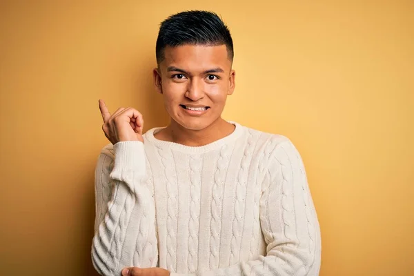 Joven Hombre Latino Guapo Usando Suéter Casual Blanco Sobre Fondo —  Fotos de Stock