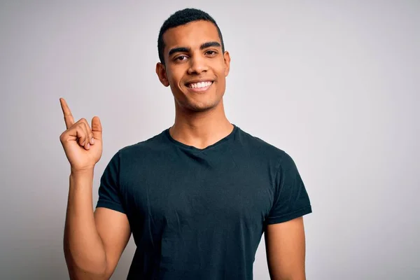 Joven Hombre Afroamericano Guapo Con Camiseta Casual Pie Sobre Fondo —  Fotos de Stock