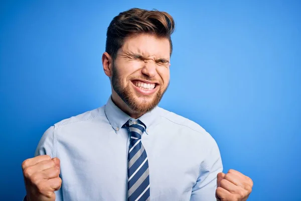 Giovane Uomo Affari Biondo Con Barba Gli Occhi Azzurri Che — Foto Stock