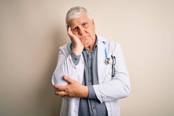 Starszy Przystojny Hoary Lekarz Człowiek Noszenie Płaszcz Stetoskop Białym Tle — Zdjęcie stockowe
