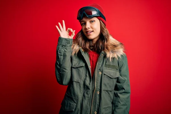 Fiatal Szőke Lány Visel Szemüveg Téli Kabát Időjárás Felett Piros — Stock Fotó