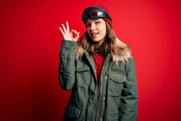 Menina Loira Jovem Vestindo Óculos Esqui Casaco Inverno Para Tempo — Fotografia de Stock