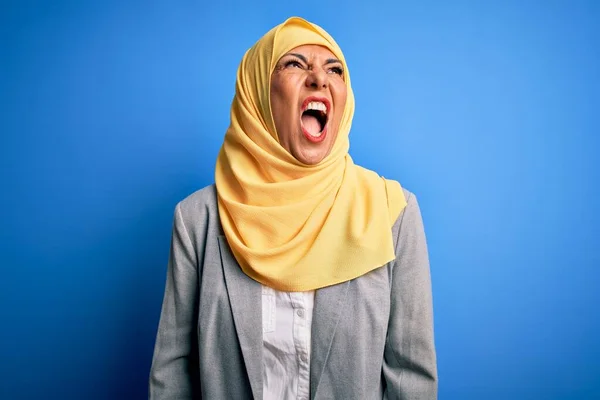 Брюнетка Среднего Возраста Деловая Женщина Мусульманском Традиционном Хиджабе Голубом Фоне — стоковое фото
