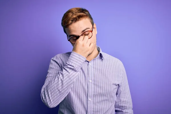 Giovane Bel Rossa Uomo Indossa Camicia Casual Occhiali Sfondo Viola — Foto Stock