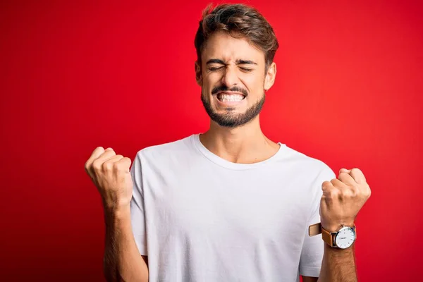 Giovane Bell Uomo Con Barba Indossa Casual Shirt Piedi Sfondo — Foto Stock