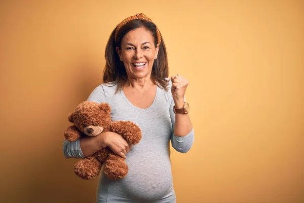 中年妊婦を期待赤ちゃんを保持テディベアぬいぐるみ動物悲鳴誇りと勝利と成功を祝う非常に興奮し 応援感情 — ストック写真