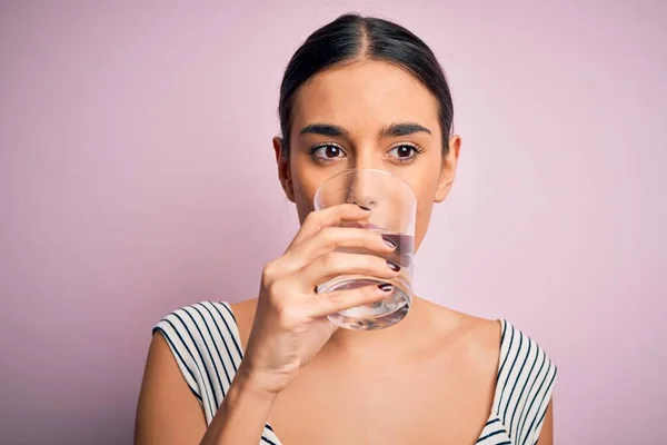 Junge Schöne Brünette Frau Trinkt Ein Glas Gesundes Wasser Zur — Stockfoto