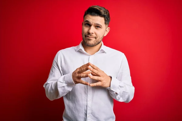 Jonge Zakenman Met Blauwe Ogen Met Elegant Shirt Rood Geïsoleerde — Stockfoto