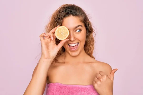 Hermosa Mujer Con Ojos Azules Usando Ducha Toallas Después Del —  Fotos de Stock