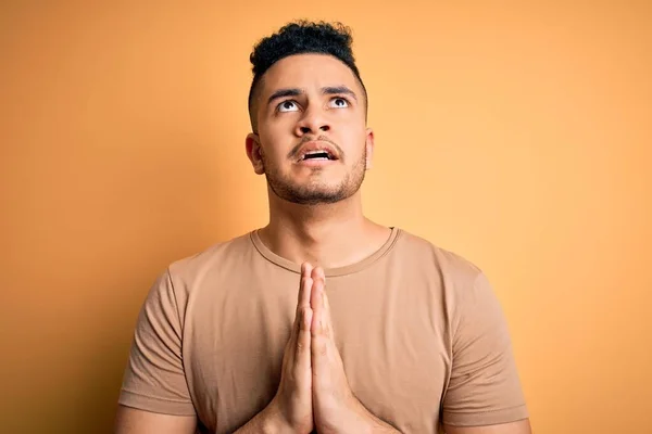 Joven Hombre Guapo Con Camiseta Casual Pie Sobre Fondo Amarillo — Foto de Stock