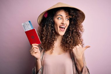 Kıvırcık saçlı, piercingli, Asya şapkalı, elinde Japon pasaportu olan güzel bir turist.