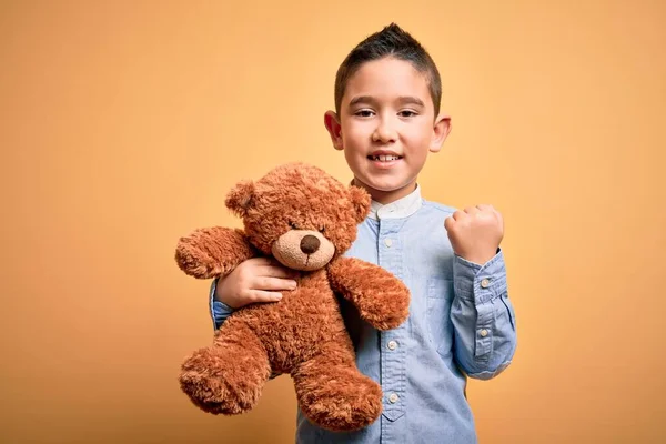Jong Jongetje Jongen Knuffelen Teddybeer Knuffel Dier Gele Achtergrond Schreeuwen — Stockfoto