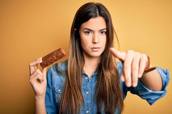 Jong Mooi Meisje Met Gezonde Eiwit Bar Staan Geïsoleerde Gele — Stockfoto