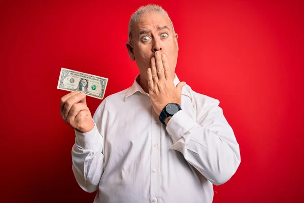 Człowiek Średnim Wieku Trzymający Banknot Dolarowy Nad Odosobnioną Czerwoną Osłoną — Zdjęcie stockowe