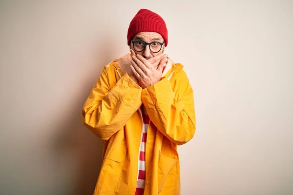 Hombre Alzado Mediana Edad Con Gafas Impermeable Pie Sobre Fondo —  Fotos de Stock