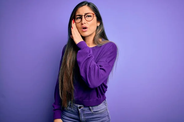 Joven Hermosa Mujer Inteligente Con Gafas Sobre Púrpura Aislado Fondo —  Fotos de Stock