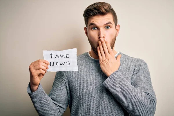 Giovane Uomo Biondo Con Barba Gli Occhi Azzurri Che Tiene — Foto Stock