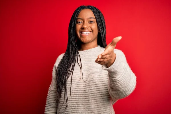 Genç Afro Amerikalı Kadın Kırmızı Izole Edilmiş Arka Plan Üzerine — Stok fotoğraf