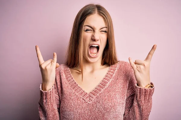 Giovane Bella Rossa Donna Indossa Maglione Casual Sfondo Rosa Isolato — Foto Stock