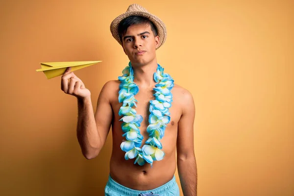 Giovane Turista Vacanza Indossando Costumi Bagno Fiori Hawaiani Lei Possesso — Foto Stock