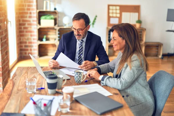 Dos Trabajadores Mediana Edad Sonriendo Felices Confiados Trabajar Juntos Con — Foto de Stock