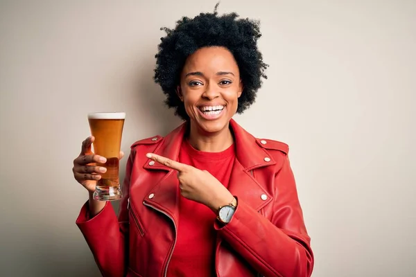 Joven Afroamericana Afro Mujer Con Pelo Rizado Bebiendo Vaso Cerveza —  Fotos de Stock
