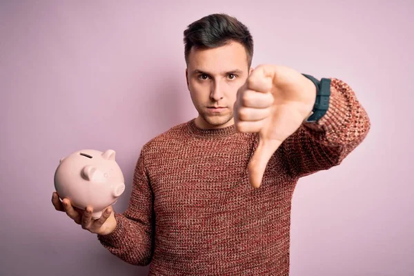 Jovem Caucasiano Bonito Segurando Porquinho Banco Para Economias Sobre Fundo — Fotografia de Stock