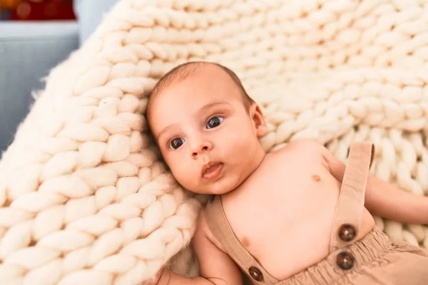 Schattige Baby Liggend Deken Bank Thuis Pasgeboren Ontspannen Rusten Comfortabel — Stockfoto