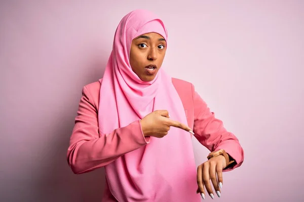 Junge Afroamerikanische Afro Frau Trägt Muslimischen Hijab Vor Isoliertem Rosa — Stockfoto