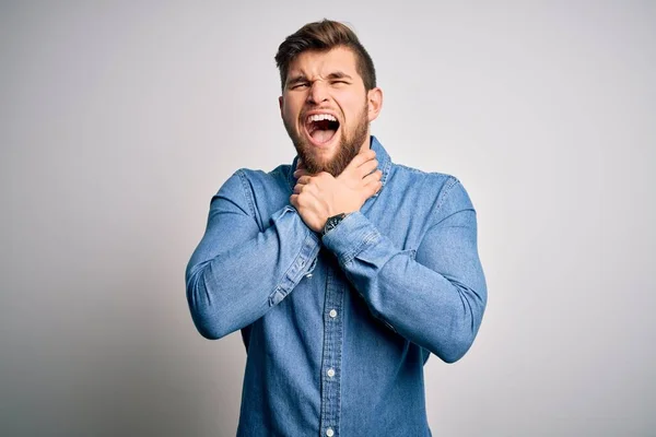 Joven Hombre Rubio Guapo Con Barba Ojos Azules Usando Camisa —  Fotos de Stock