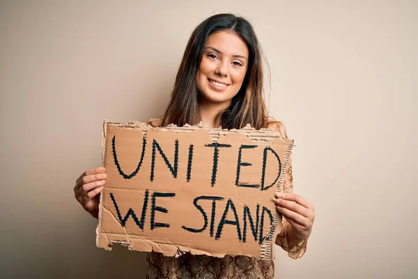 Młoda Piękna Brunetka Prosi Unię Trzymając Sztandar Wiadomością Jedności Szczęśliwą — Zdjęcie stockowe