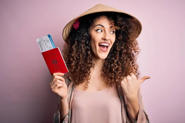 Beautiful Tourist Woman Curly Hair Piercing Wearing Asian Hat Holding — Stock Photo, Image